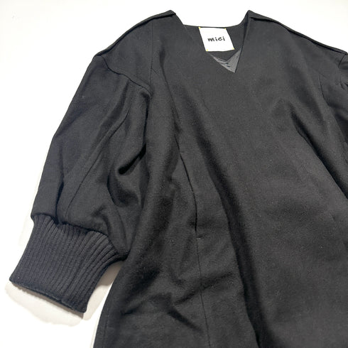 mici ミチ ロング マキシ丈 コート バックスリット ノーカラー リブ袖 ウール ブラック 黒 ビッグシルエット フレア ゆったり Aライン 通勤や特別な日のお出かけに◎