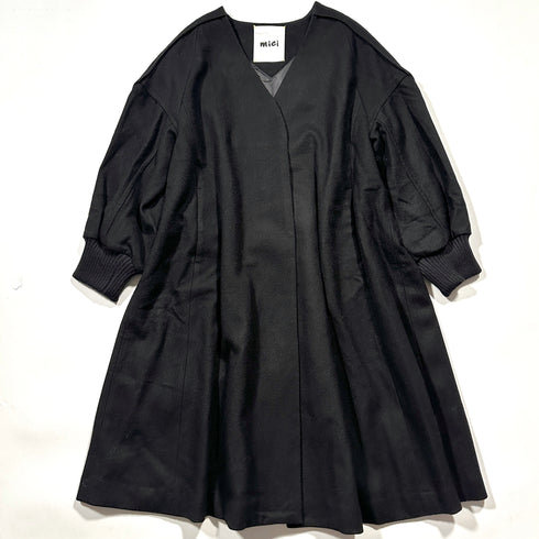 mici ミチ ロング マキシ丈 コート バックスリット ノーカラー リブ袖 ウール ブラック 黒 ビッグシルエット フレア ゆったり Aライン 通勤や特別な日のお出かけに◎